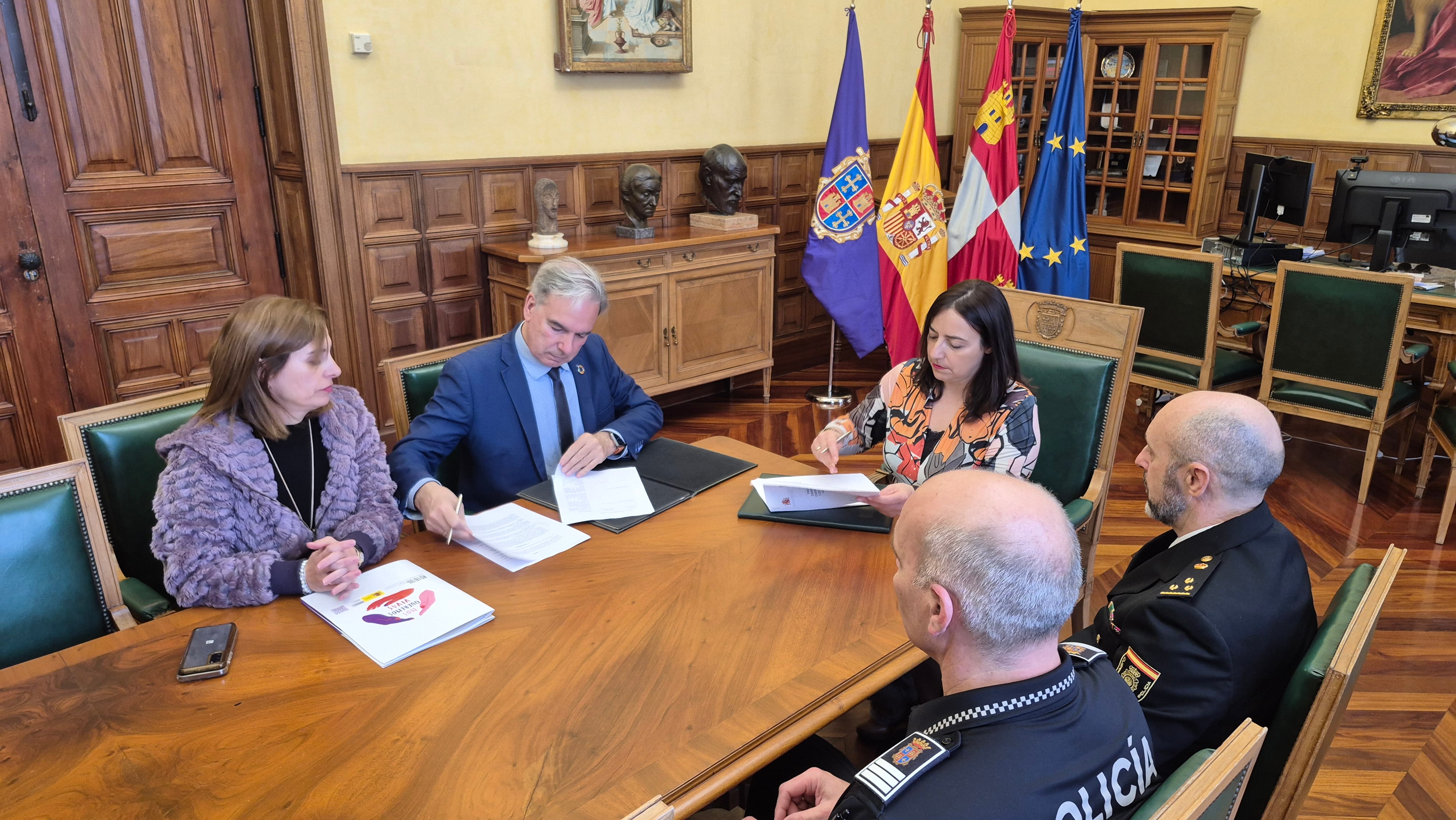 Firma del convenio entre  la secretaría de estado y el Ayuntamiento de Palencia para la incorporación de la Policía Local al sistema Viogen