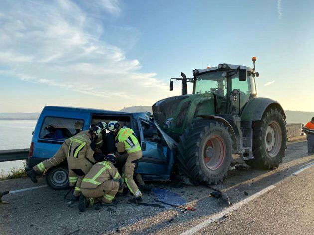 La furgoneta ha quedado atrapada bajo el tractor