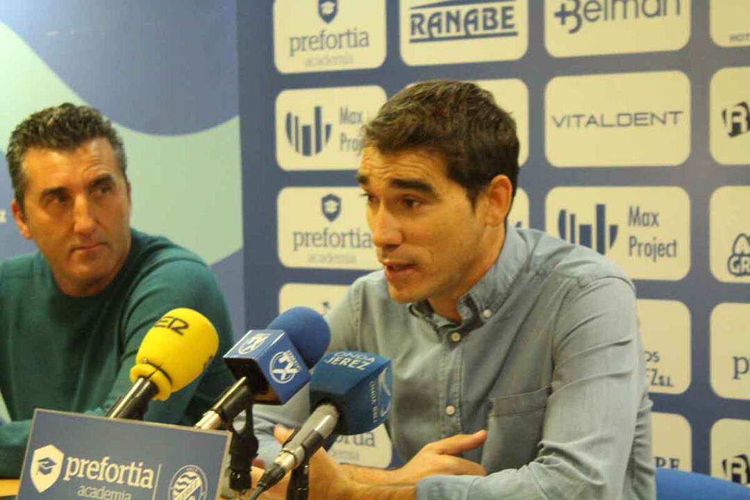 Francis durante una rueda de prensa junto a Edu Villegas