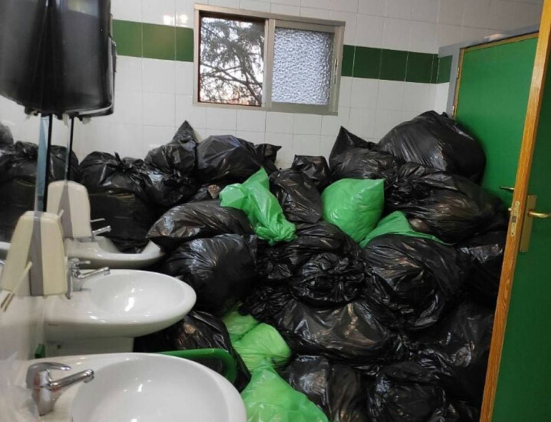 Bolsas de basura con residuos de coronavirus se acumulan en el baño de la residencia de mayores de Navalcarnero.