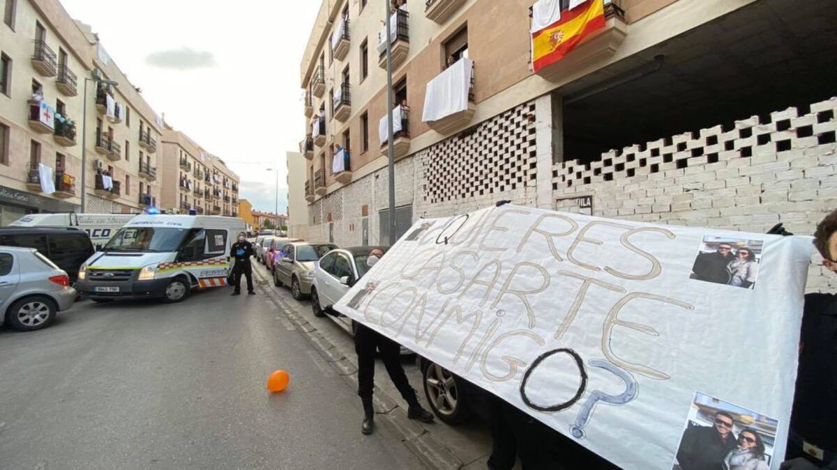 Elena González y Juanma Zamorano certifican su amor ante sus vecinos