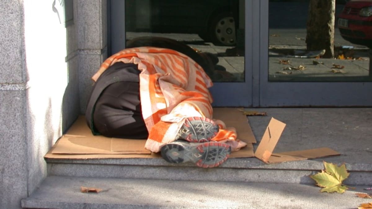 Presó per a l’acusat d’apallissar un sensesostre a Girona mentre més de 200 veïns es concentren per condemar l’agressió