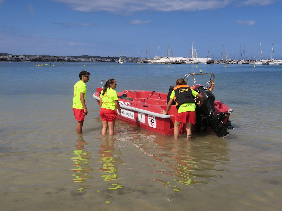 El Ayuntamiento de Sant Antoni inicia el servicio de salvamento y socorrismo en playas