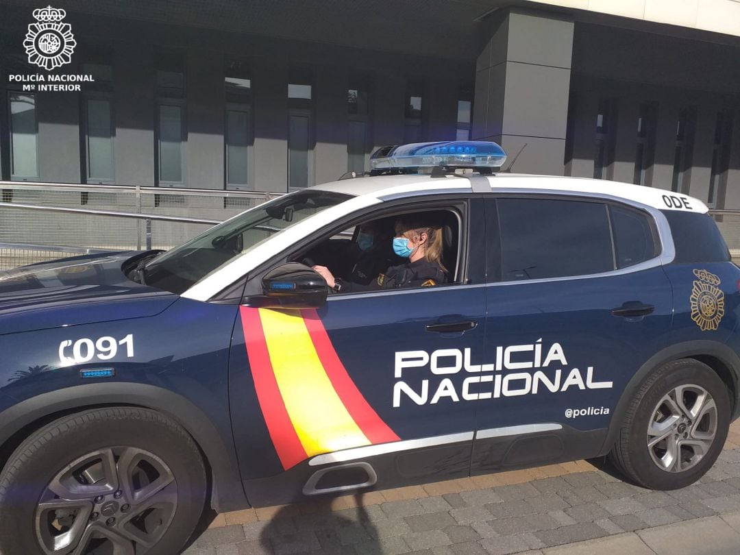 Agentes de la Policía Nacional en una de las unidades