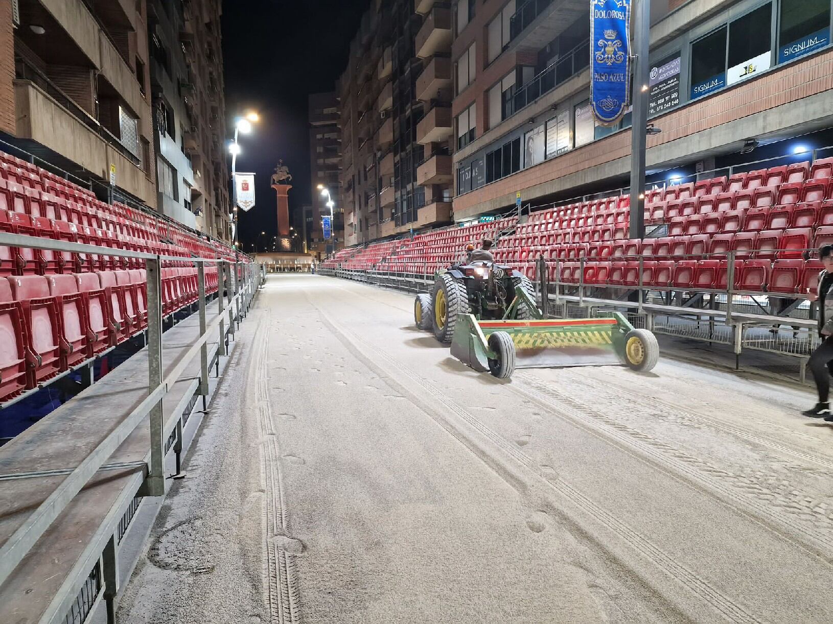 800 toneladas de arena y grava para las procesiones de Lorca.