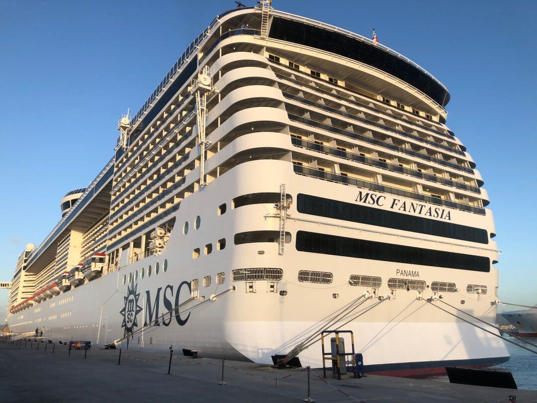 Imagen de un crucero atracado en el puerto de Ibiza