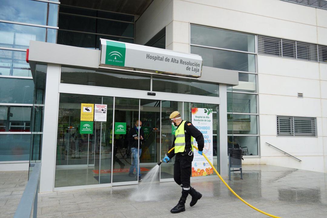 Militares de la UME realizan labores de desinfección en el hospital de Loja (Granada)