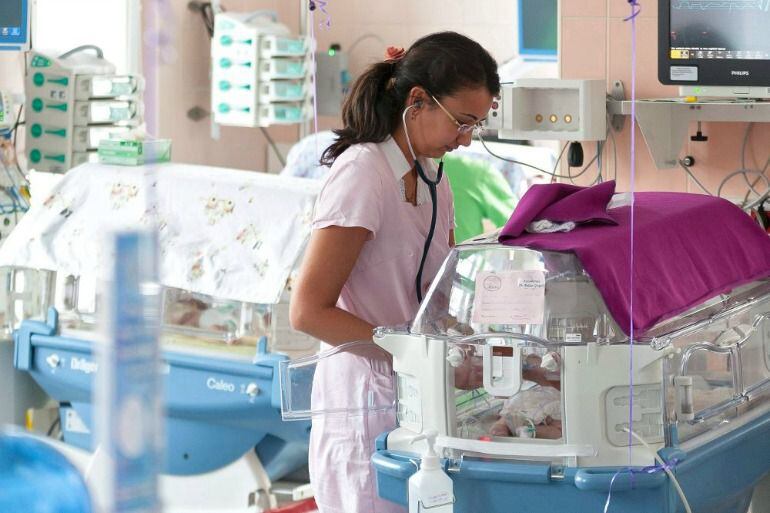 Enfermera atendiendo a un paciente