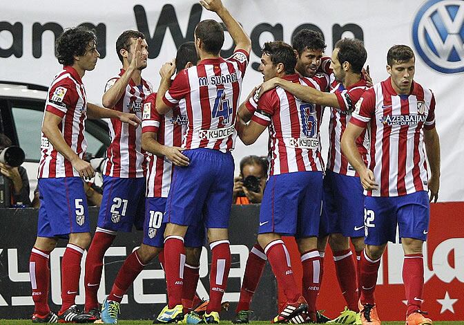 Los jugadores rojiblancos celebran el primer gol de Diego Costa