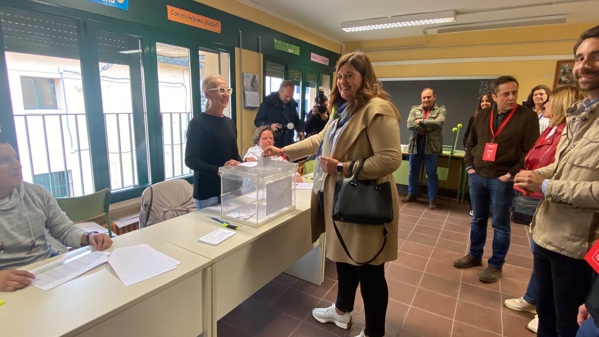 La candidata del PSOE en Segovia Clara Martín ejerciendo su derecho al voto