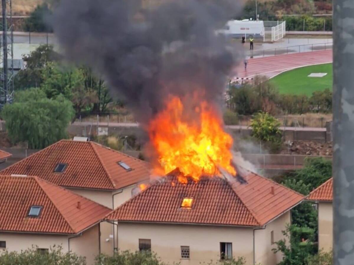 Controlado el incendio en una vivienda de la Vall d'Uixó por la caída de un rayo