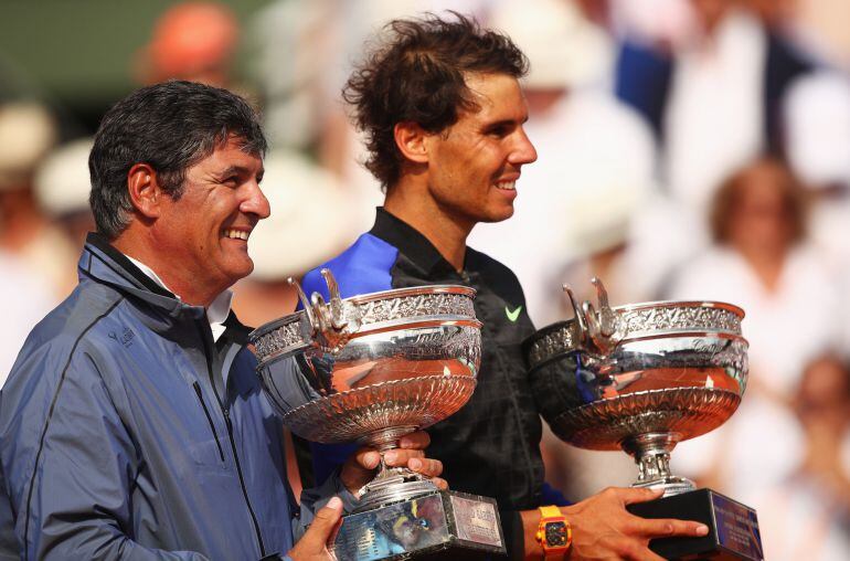 Nadal celebra el título de Roland Garros con su tío Toni tras la final 