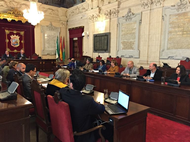 Imagen del pleno del ayuntamiento de Málaga con la bancada vacía de los concejales de IU y del edil no adscrito Carlos Hernández Pezzi