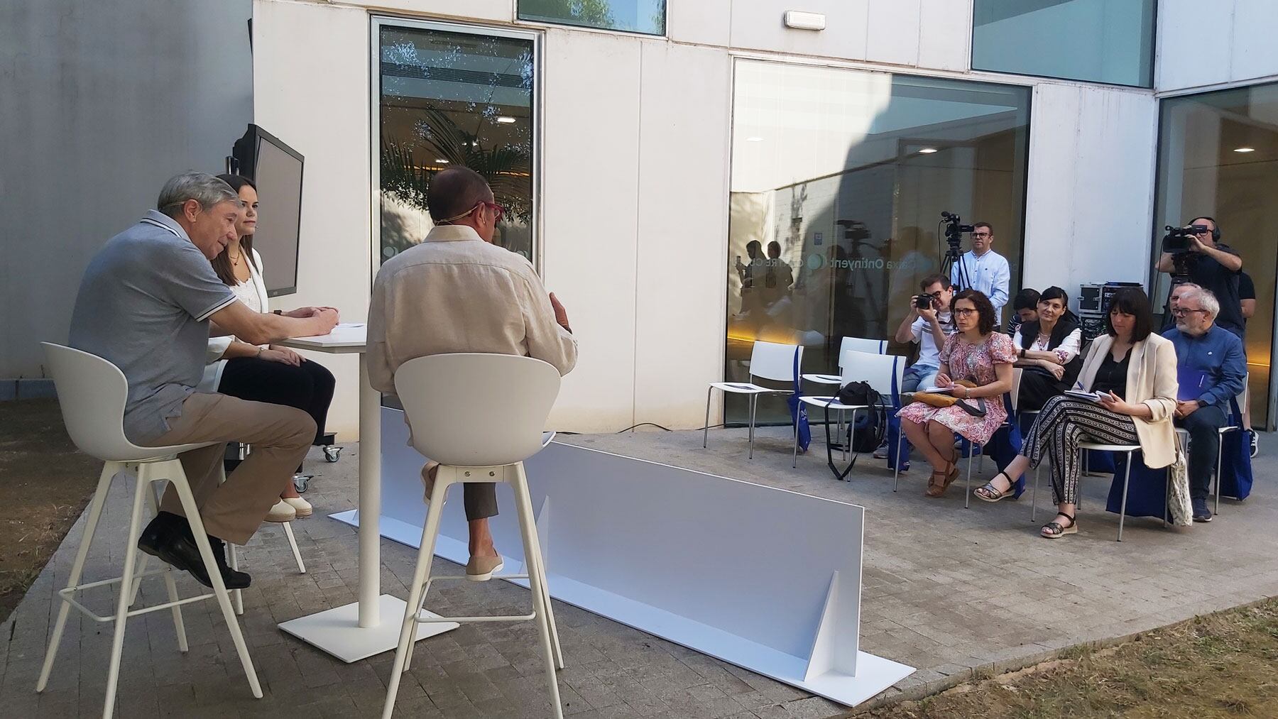 Imagen de la presentación que ha tenido lugar en el jardín del Centre Cultural de Caixa Ontinyent