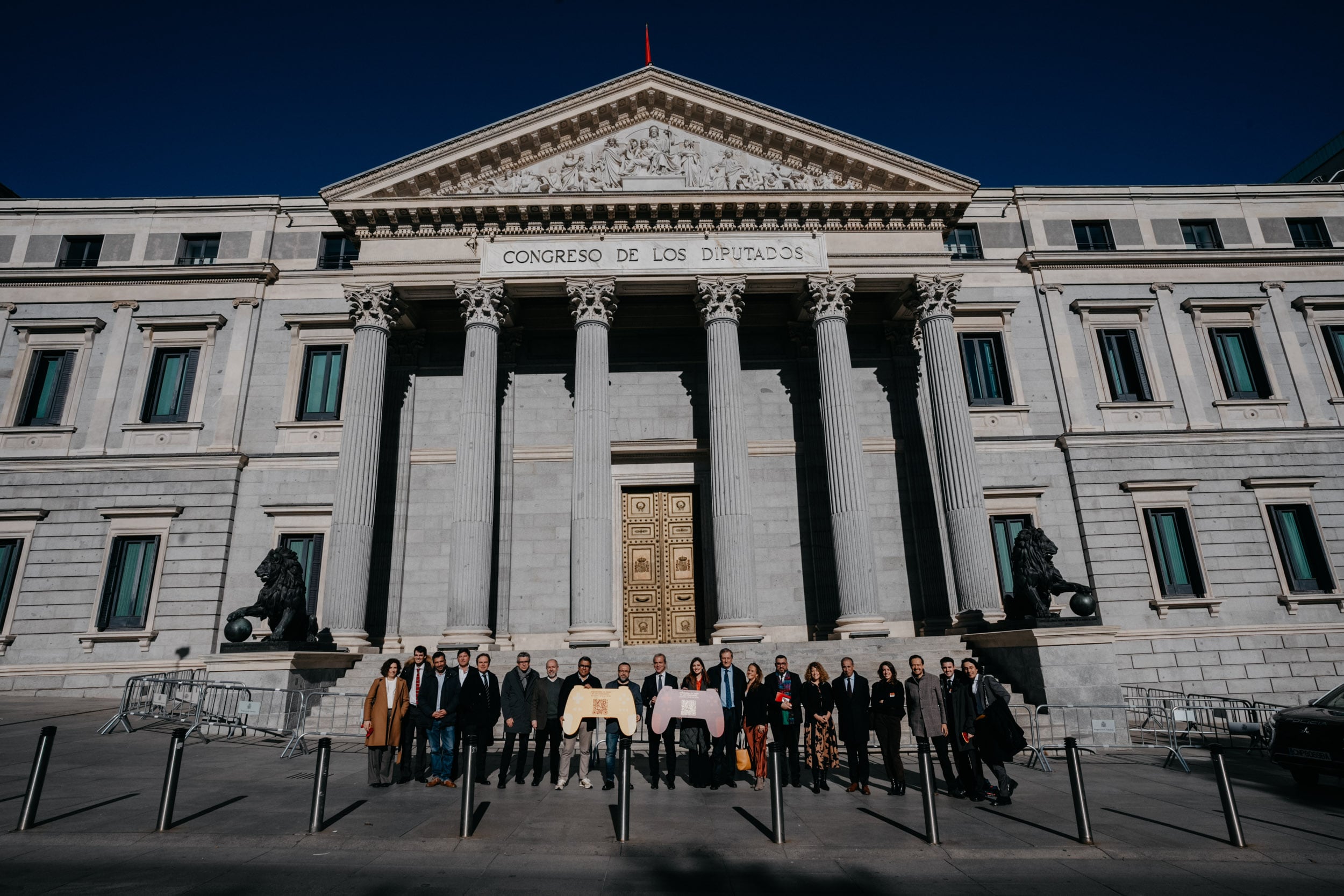 Los invitados frente al  Congreso de los Diputados