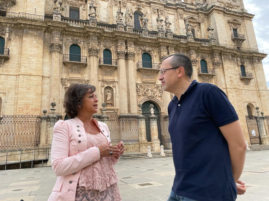 Los números 2 y 5 de la lista del PP por Jaén, Catalina García y Manuel Bonilla, charlan frente a la Catedral de Jaén.