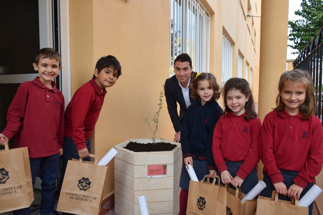 El conseller de Medio Ambiente, Aram Ortega, y varios alumnos