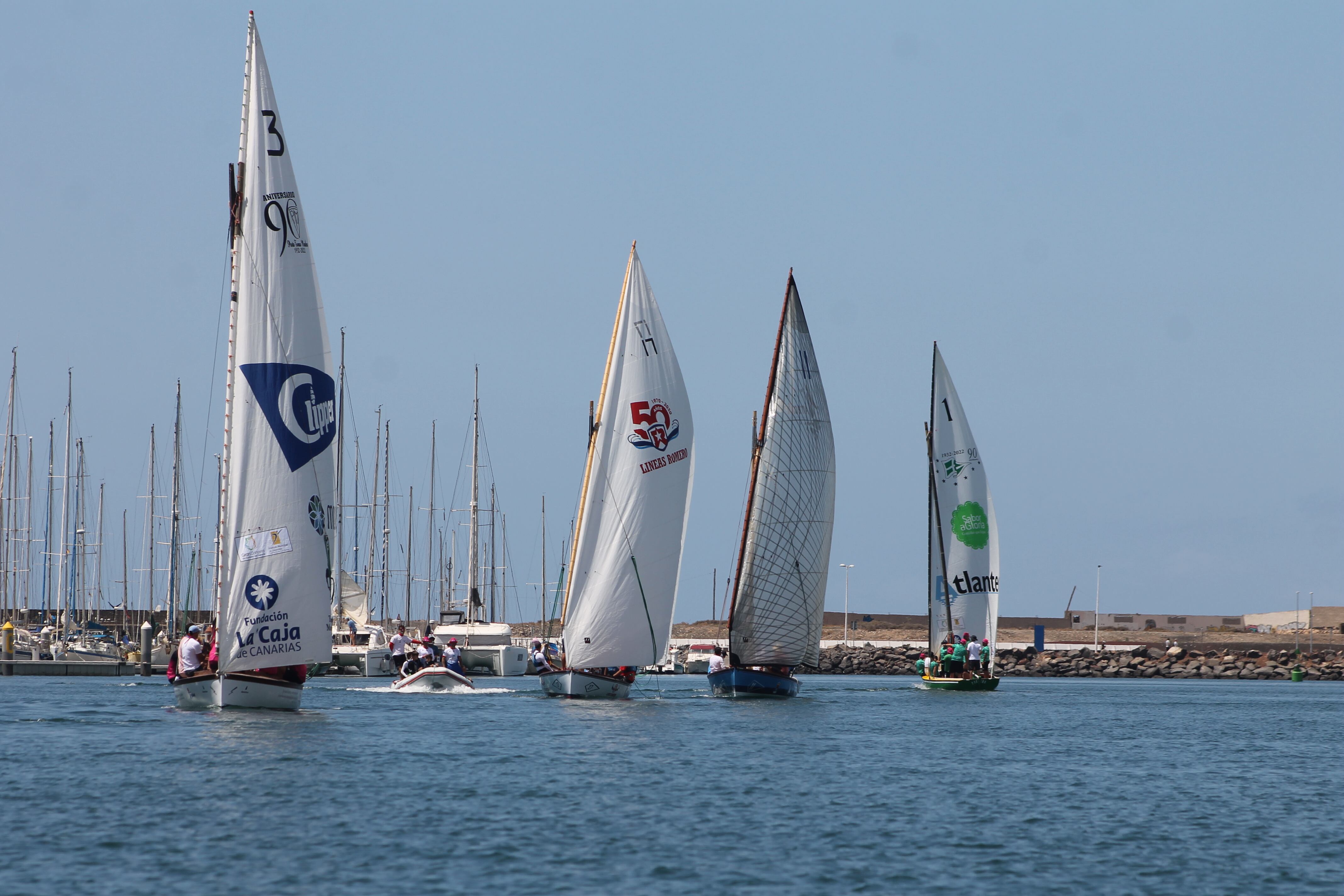 Barquillos y botes navegando en Lanzarote.