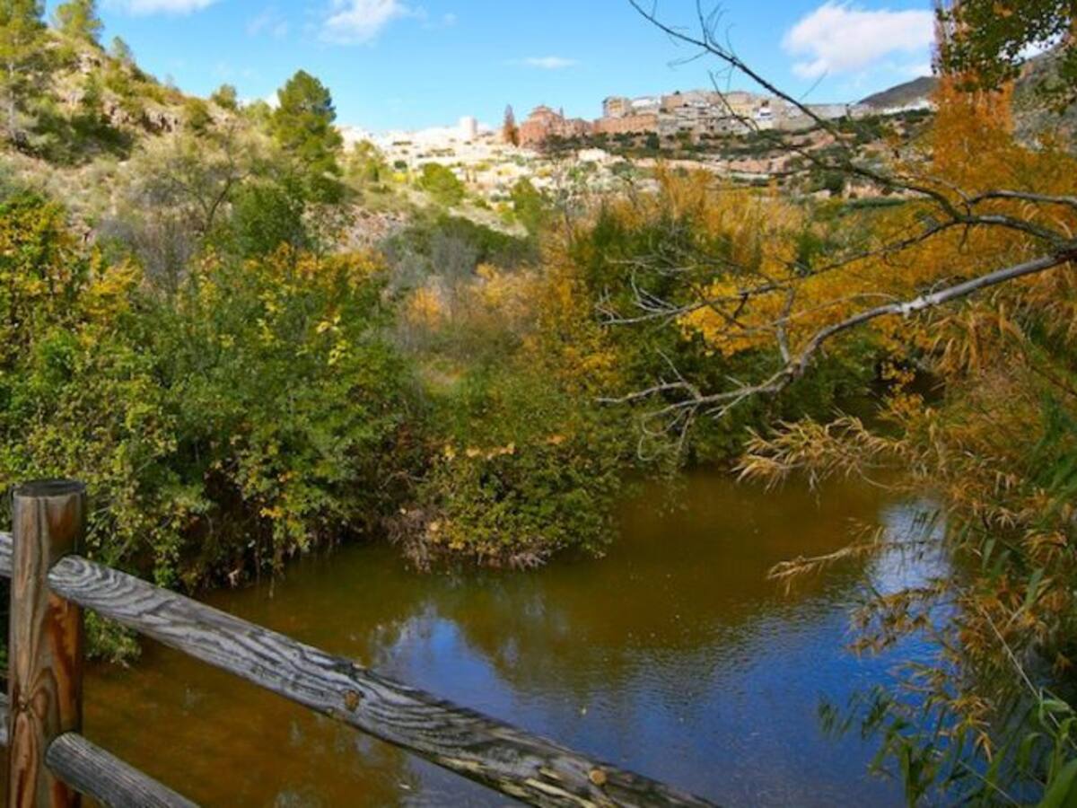 Más turistas que se alojan menos noches