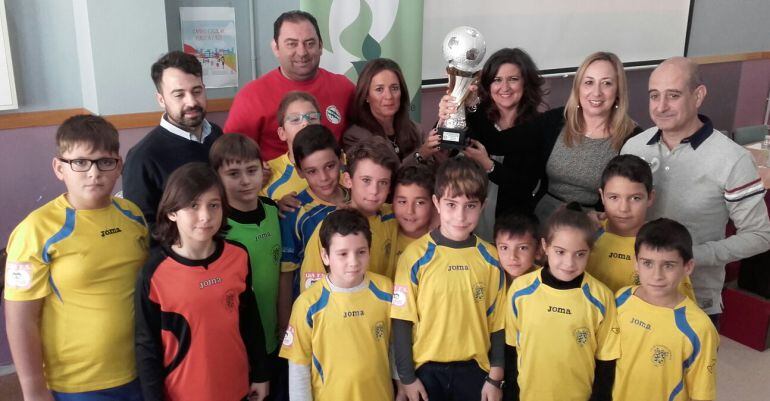 Escolares del Cándido Nogales junto a diferentes autoridades después de la presentación de la liga.