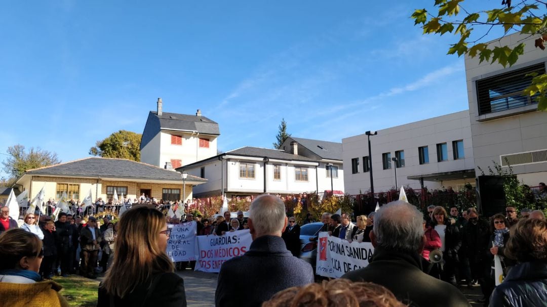 Concentración frente al Centro de Salud de Puebla