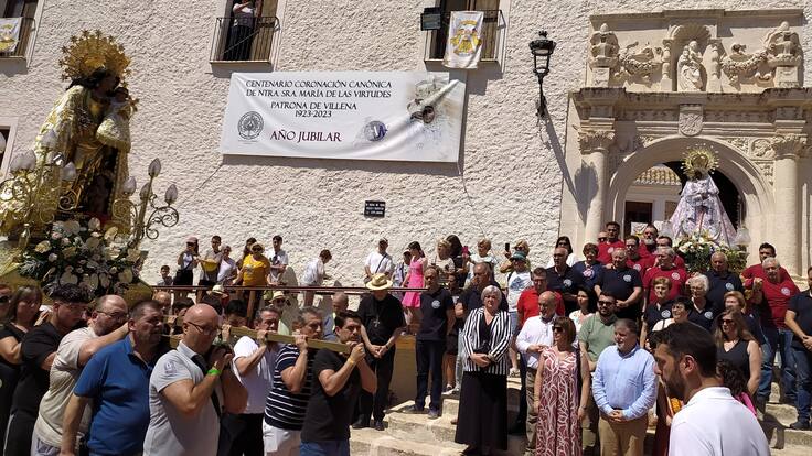 La imagen peregrina de la Virgen de los Desamparados en Villena. Reportaje