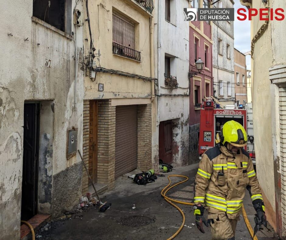 Efectivos del SPEIS del parque de Barbastro han intervenido en el incendio en una vivienda en la calle Arriba de Monzón