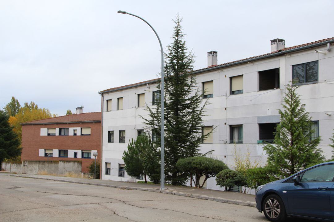 Edificio de viviendas en la calle Los Arenales donde se encuentra la vivienda que el Ayuntamiento ha sacado al alquiler social