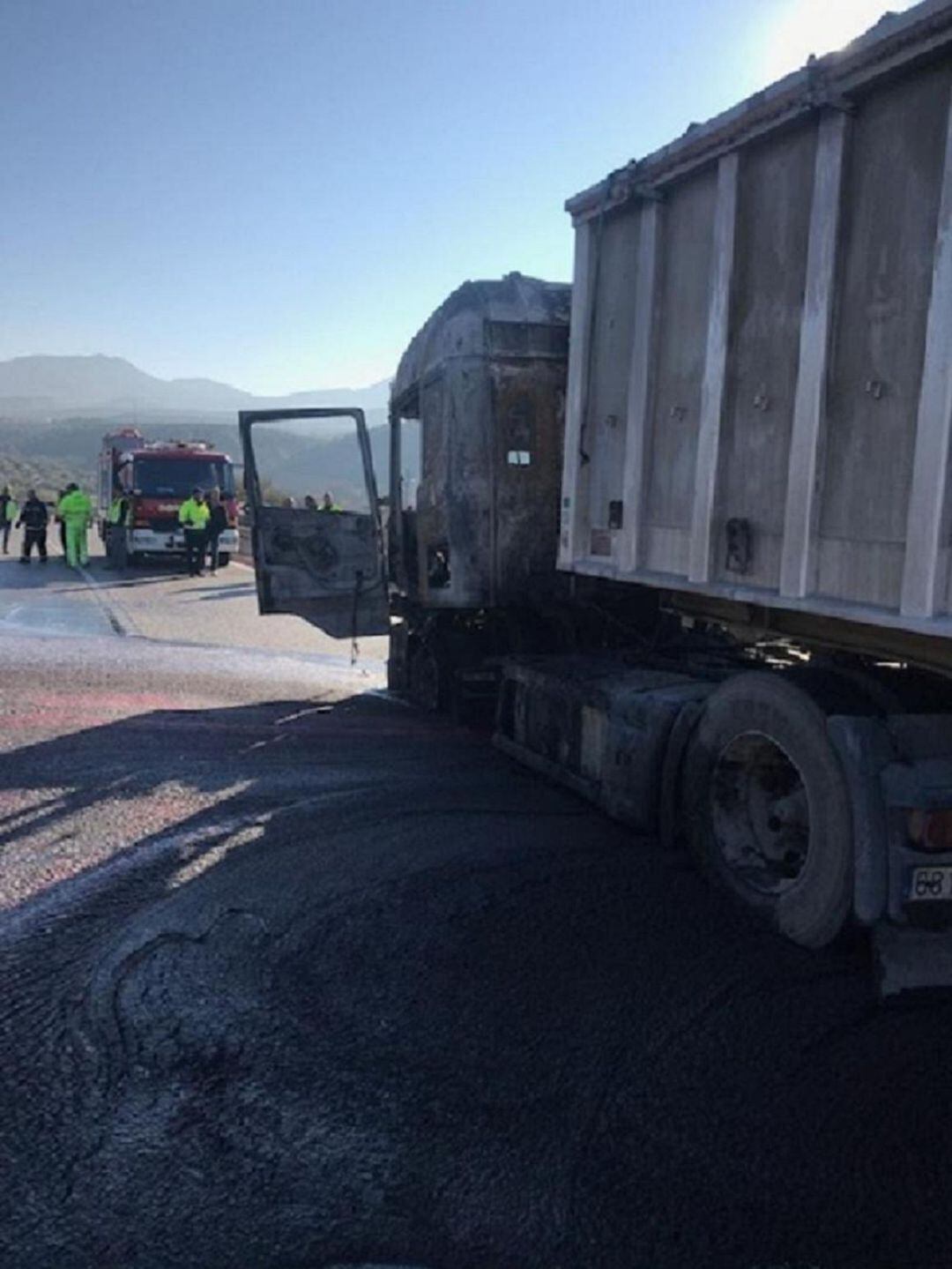 Camión incendiado en la A-316