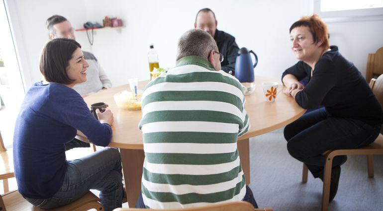 Varias personas durante una terapia de grupo. 