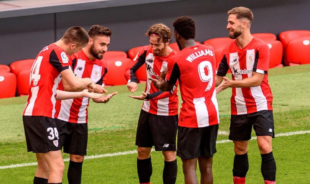 Oihan Sancet (2i) celebra un gol con sus compañeros durante el partido correspondiente a la trigésimo segunda jornada de LaLiga Santander disputado, este sábado, en el estadio San Mamés en Bilbao. Javier Zorrilla