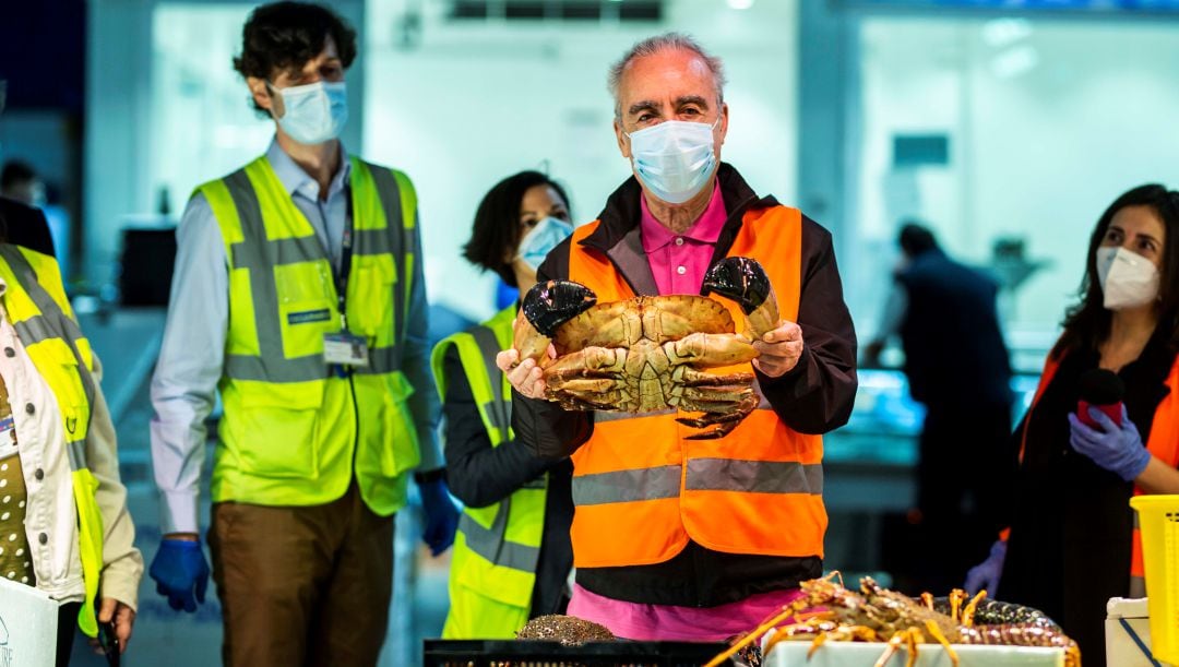 Juanjo Millás durante un momento de su visita a la nave de pescado de Mercamadrid