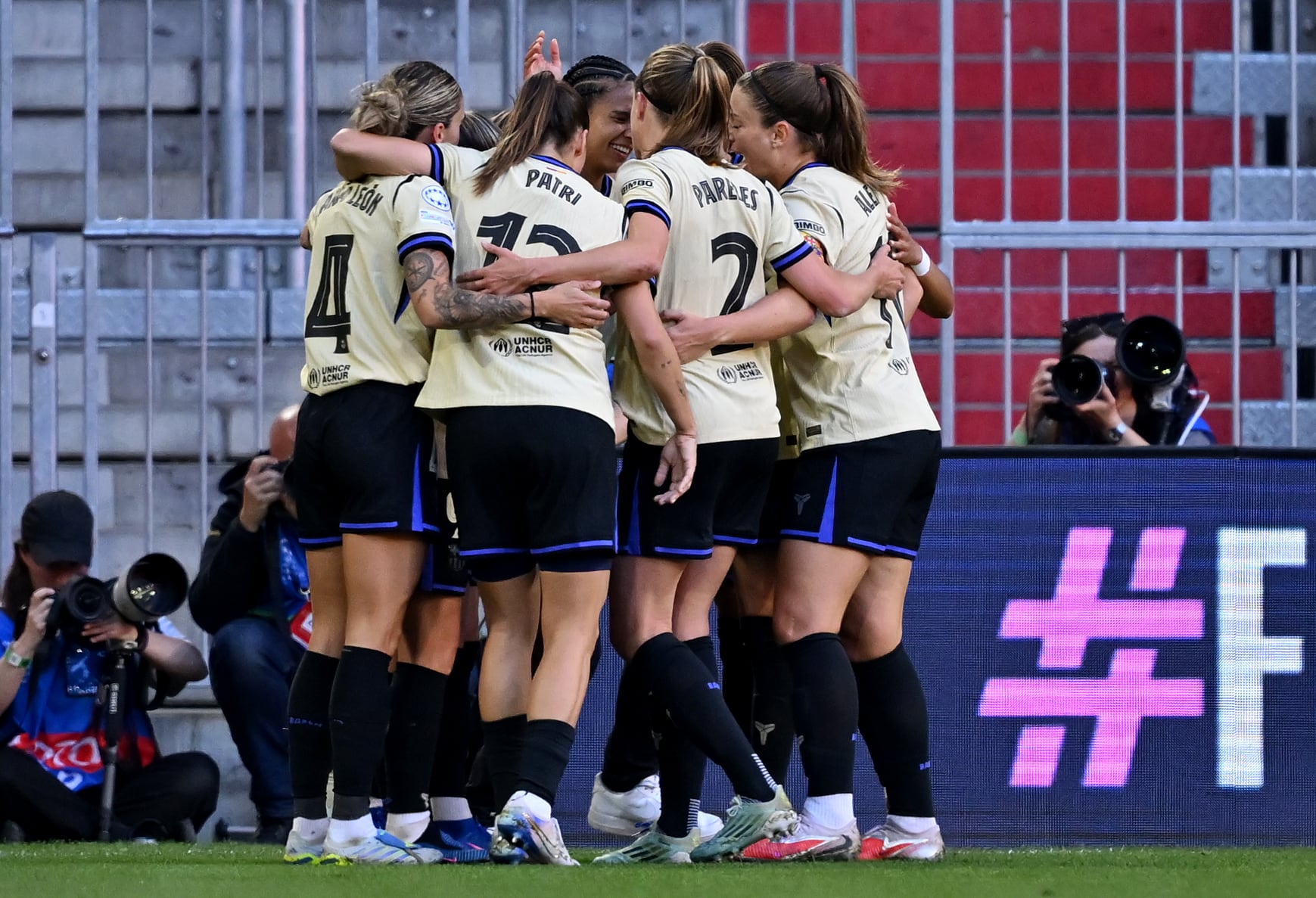 Las jugadoras del FC Barcelona celebran un gol ante el Bayern de Múnich