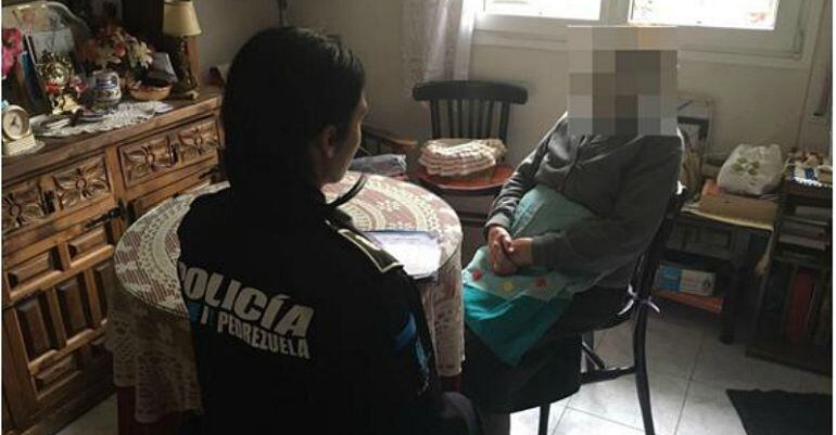 Policía Local de Pedrezuela visitando a una persona mayor del municipio