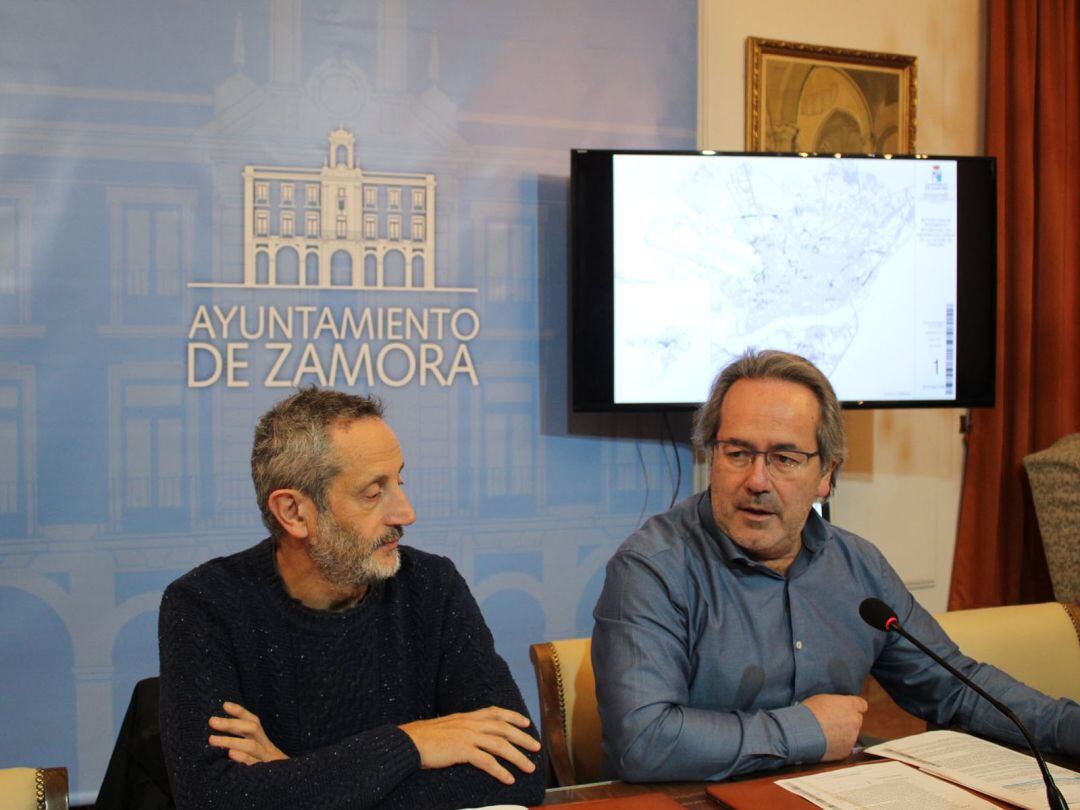 El concejal de Urbanismo del Ayuntamiento de Zamora, Romualdo Fernández, junto al alcalde Francisco Guarido