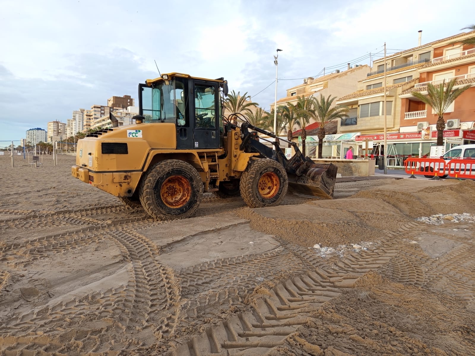 Los operarios trabajan en acondicionar las playas de El Campello tras la lluvia