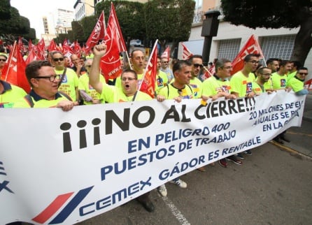 En Almería, concentración de UGT y CCOO contra el ERE extintivo en la fábrica de Cemex en Gádor.