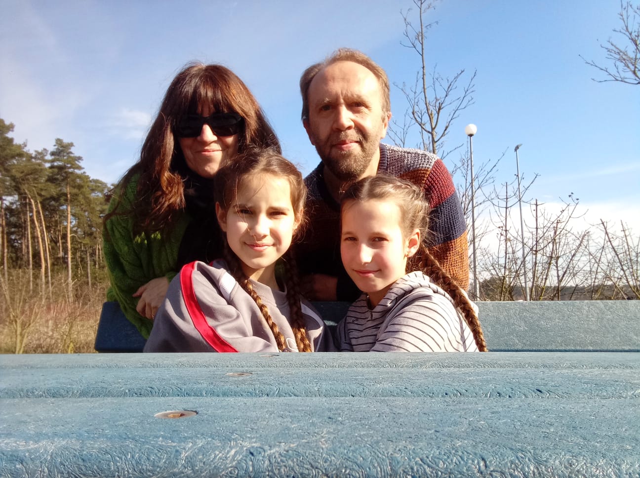 Juan Luis y María Jesús junto a las niñas ucranianas, de regreso a Ciudad Real