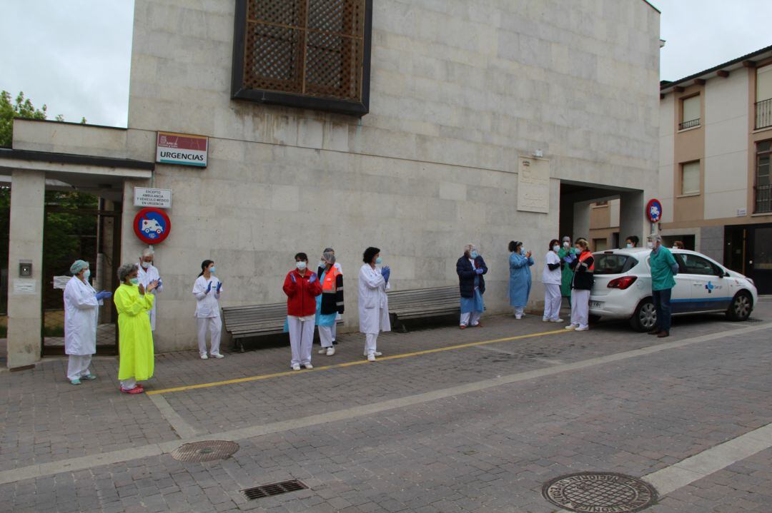 El personal sanitario del Centro de Salud de Cuéllar se concentra a las puertas del edificio para guardar dos minutos de silencio en recuerdo por los compañeros fallecidos en la lucha contra el Covid 19