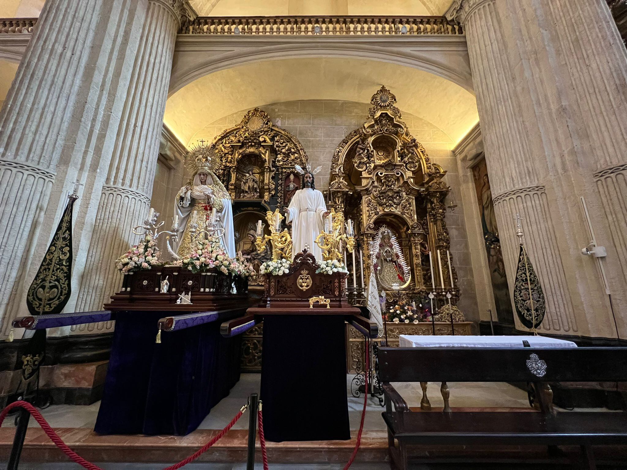 Los titulares de La Redención, dispuestos sobre sus nadas ante el altar de la Hermandad del Rocío de Sevilla