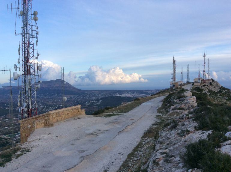 Antenas en la cumbre del Puig de la Llorença. 