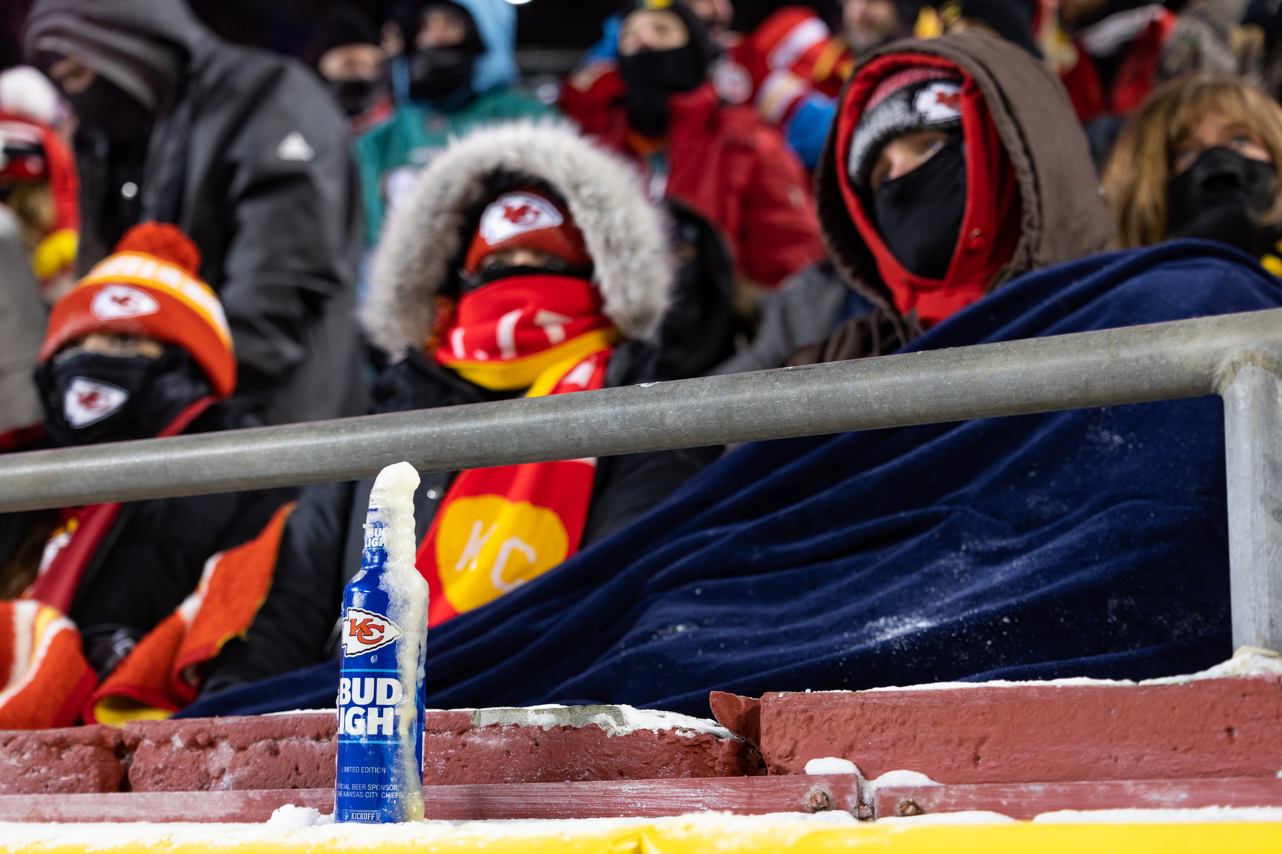 Una cerveza Bud Light se congela durante el partido de la NFL entre el Miami Dolphins y el Kansas City Chiefs en el Arrowhead Stadium. (Photo by Kara Durrette/Getty Images)