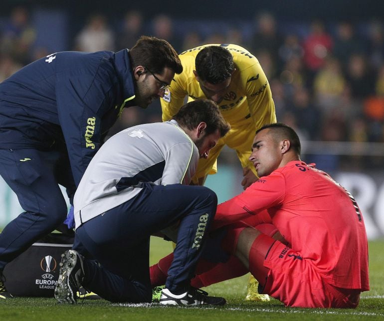 Asenjo es asistido tras lesionarse