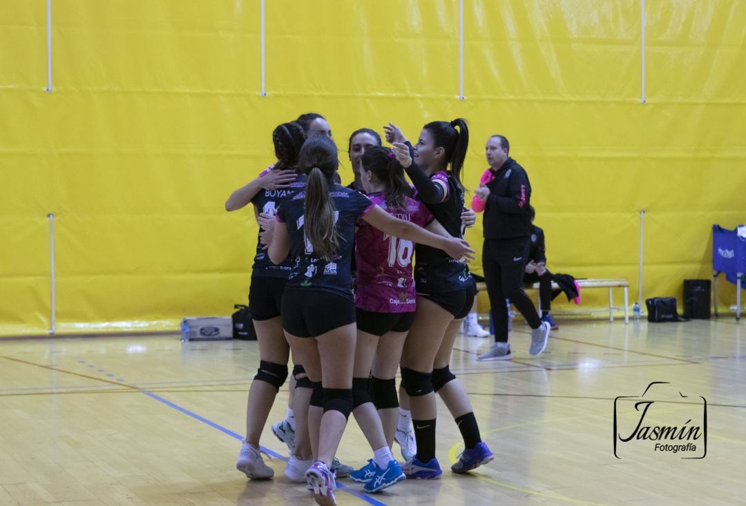 Las jugadoras del Cañada Real Sporting-Santo Domingo celebran un punto.