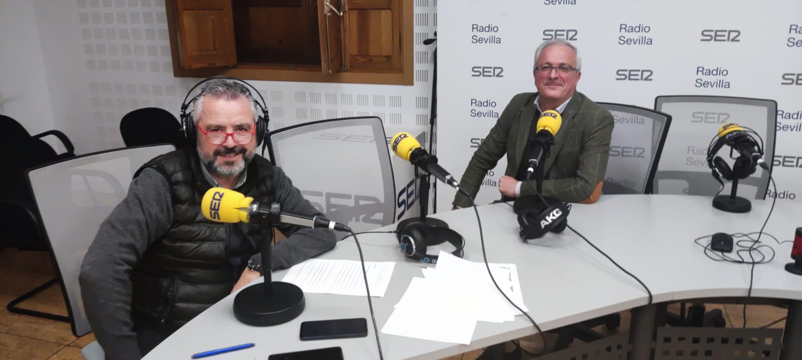 El hermano mayor de El Museo, Ángel Casal -a la derecha-, junto a Paco García en el programa Cruz de Guía