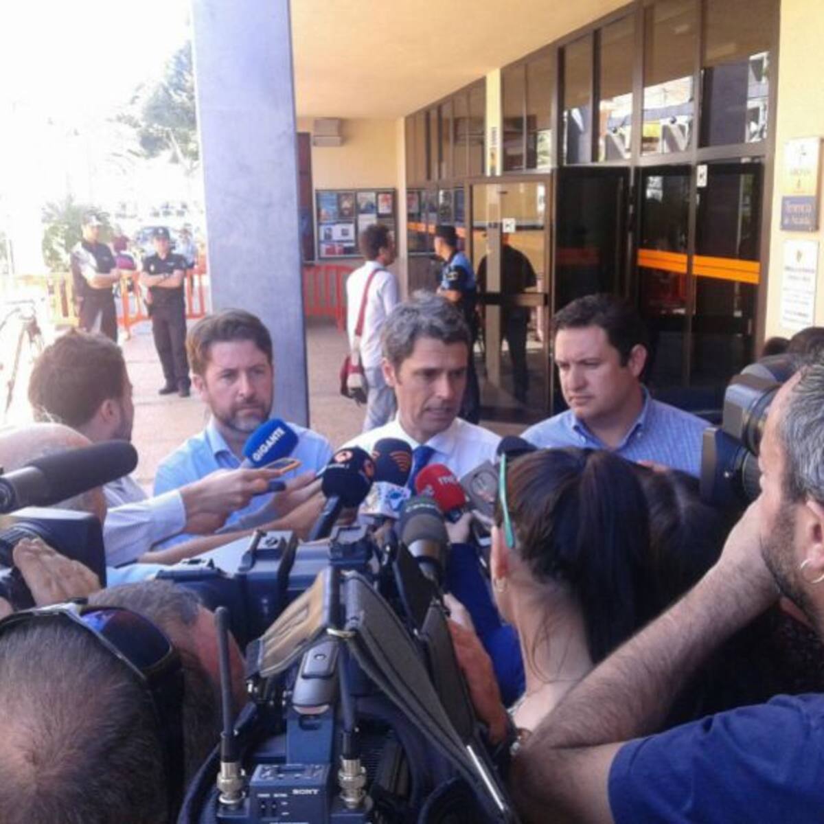 Localizadas dos personas que se encontraban fuera del edificio