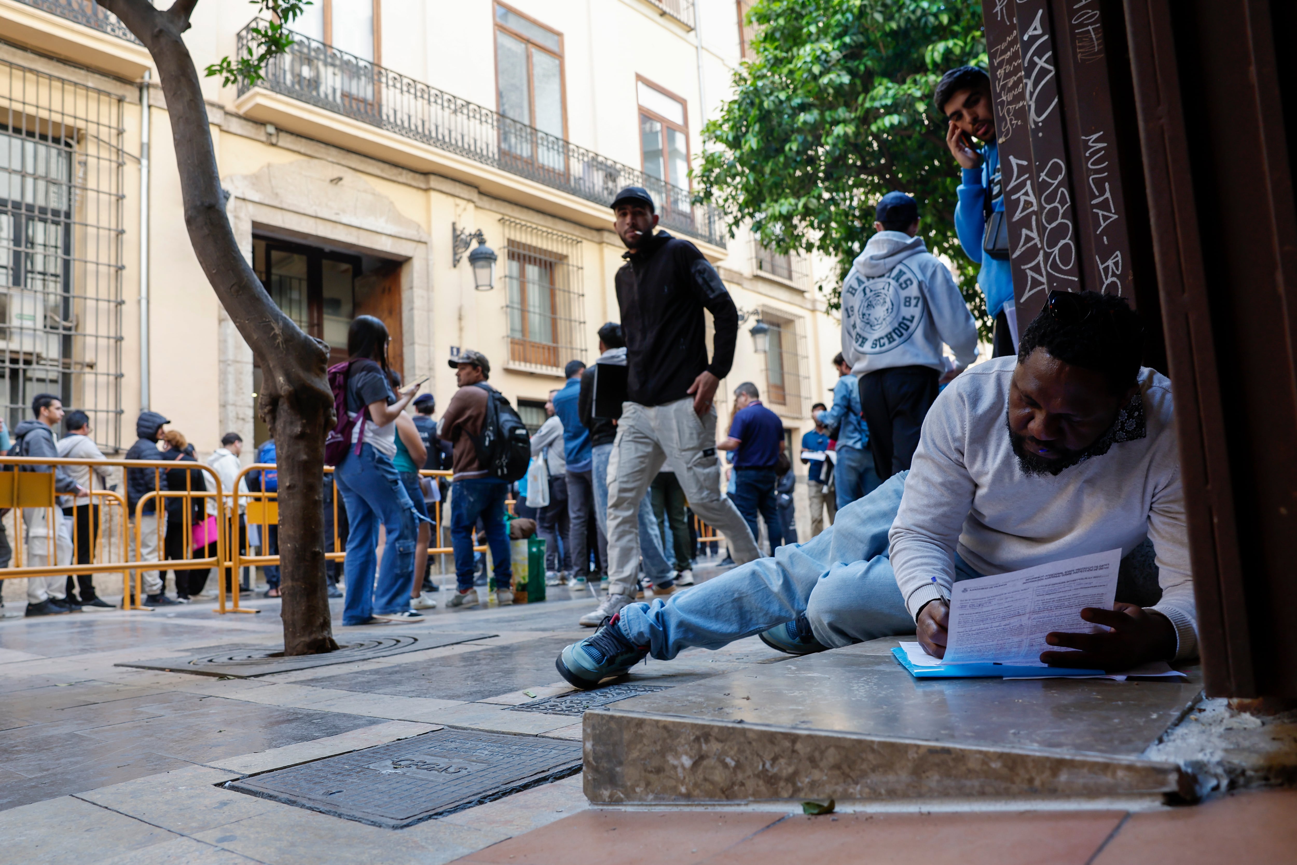 En el ayuntamiento de Valencia, cola de inmigrantes que quieren acogerse al proceso de regularización extraordinaria abierto por el Gobiern