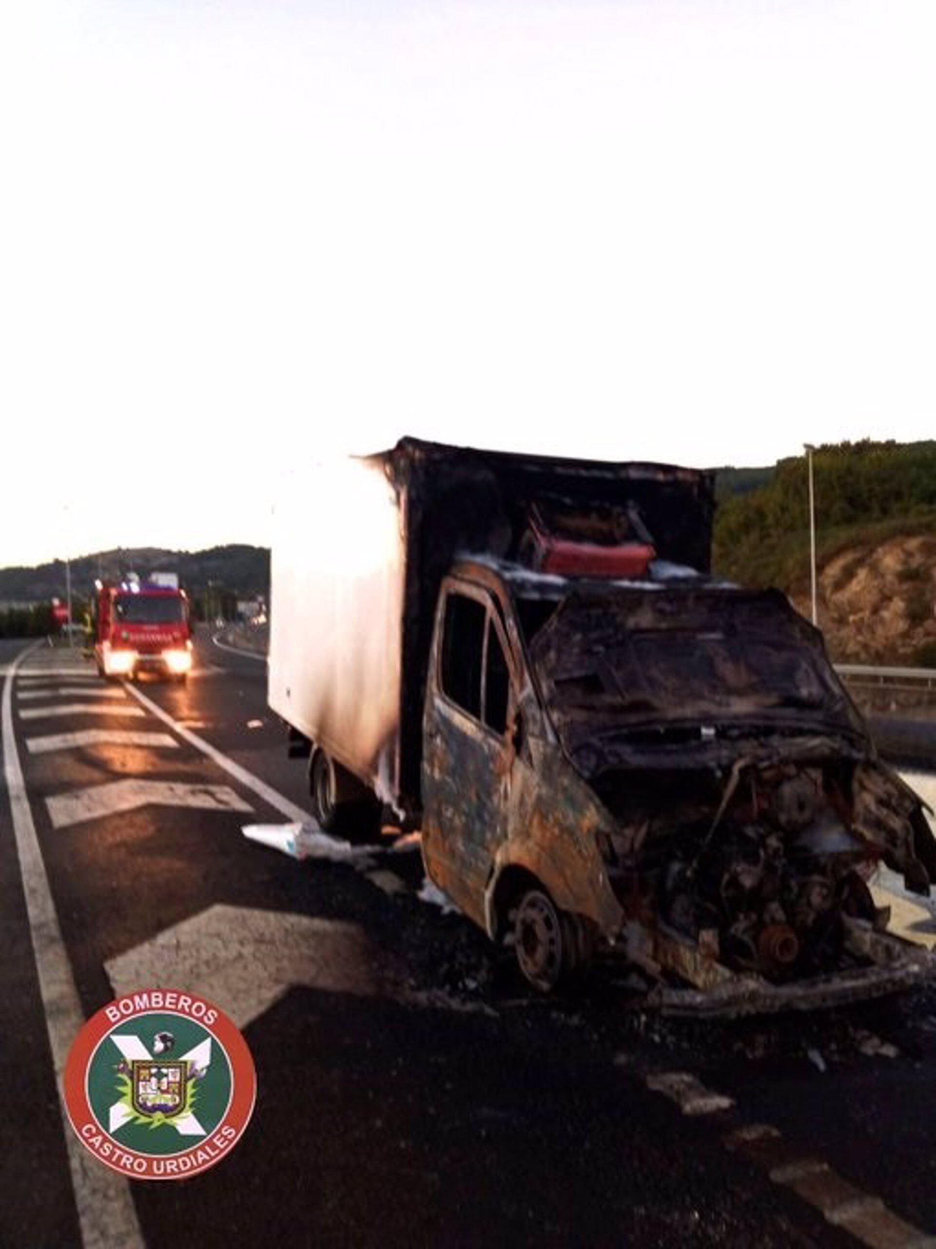 06/09/2022 Furgoneta quemada
SOCIEDAD
BOMBEROS DE CASTRO URDIALES