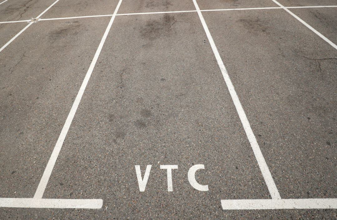 Un dels espais d&#039;aparcament reservat a VTC a l&#039;aeroport de Barcelona, buit des d&#039;avui