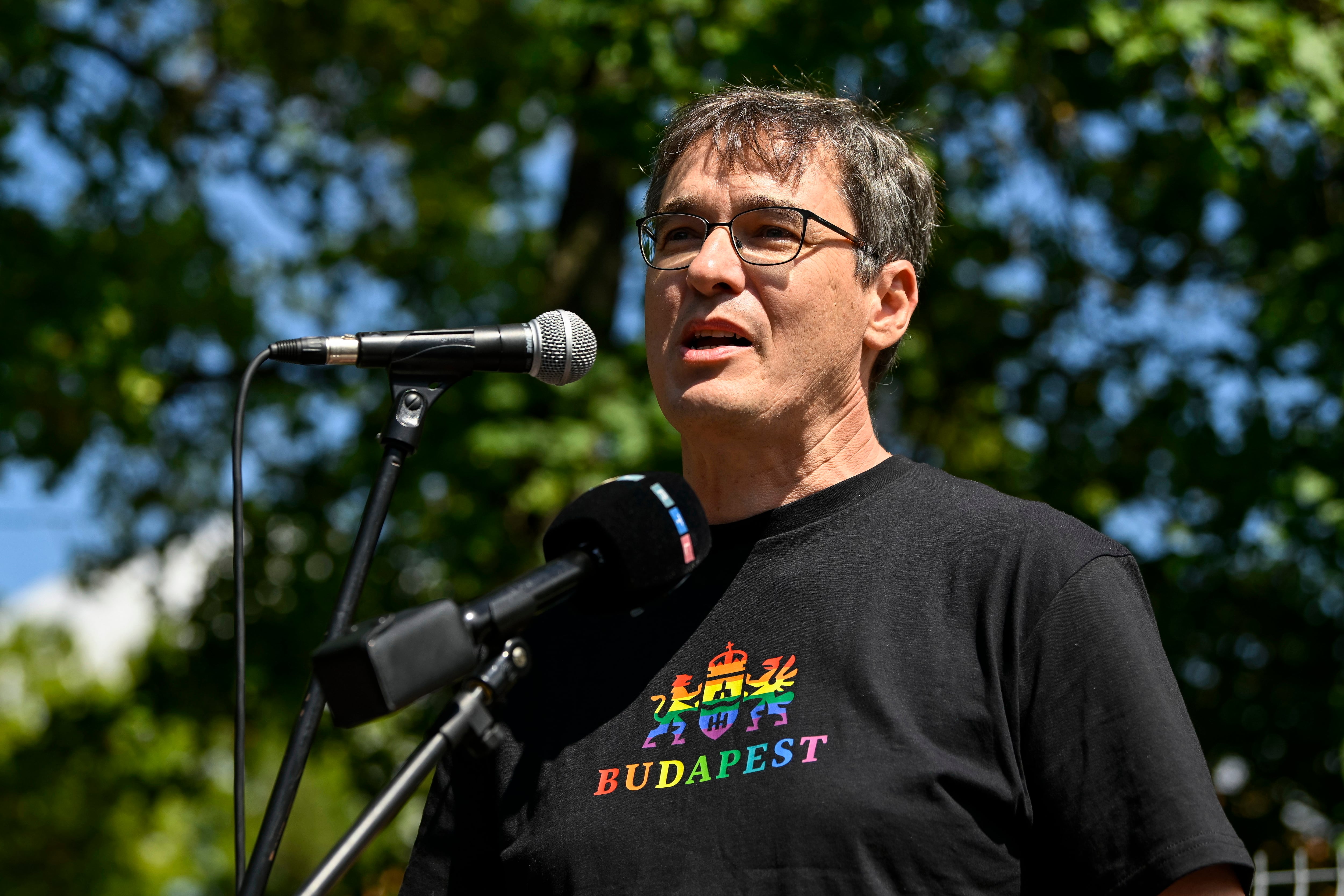 El alcalde de Budapest, Gergely Karacsony, habla con los medios de comunicación frente a la Oficina Nacional de Investigación en Budapest, Hungría, el 1 de agosto de 2025.